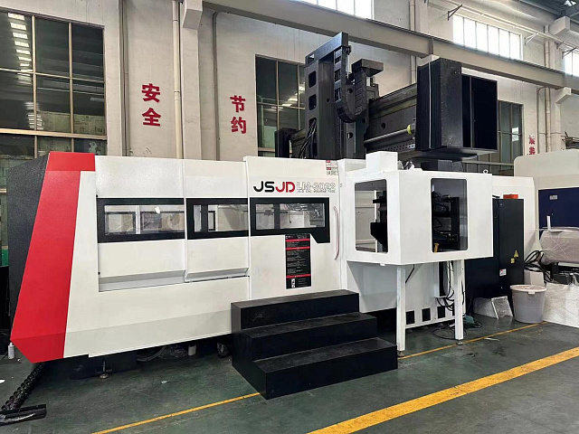 Портально фрезерный обрабатывающий центр LM 3022